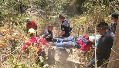 Personal de Protección Civil y bomberos rescataron a una perito de la Fiscalia de Michoacán al accidentalmente en zona montañosa.