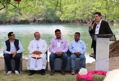 Tiende la mano Alfonso Martínez a productores michoacanos