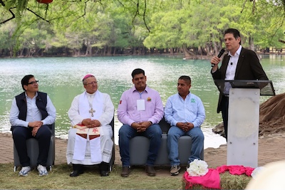 Tiende la mano Alfonso Martínez a productores michoacanos