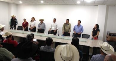 Gobierno de Morelia entrega credenciales de certificación a productores de mezcal