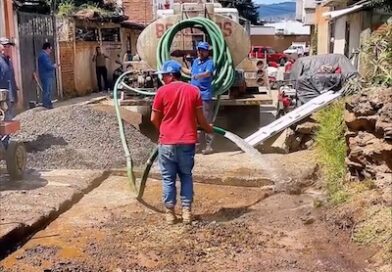 Alma Mireya González arranca campaña de bacheo con concreto para mejorar vialidades en Quiroga