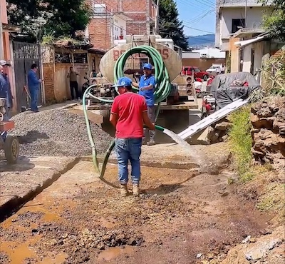 Alma Mireya González arranca campaña de bacheo con concreto para mejorar vialidades en Quiroga
