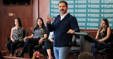Yankel Benítez dialoga con jóvenes universitarios sobre participación ciudadana