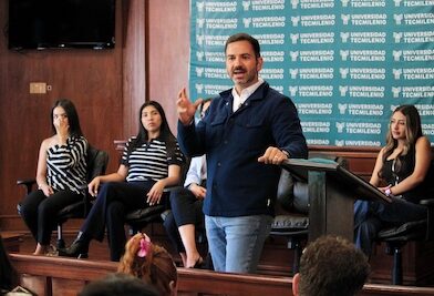 Yankel Benítez dialoga con jóvenes universitarios sobre participación ciudadana