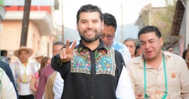 Octavio Ocampo asiste a la inauguración de la Feria del Geranio en Tingambato