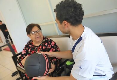 Paola Delgadillo promueve la movilidad y autonomía de los adultos mayores