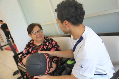 Paola Delgadillo promueve la movilidad y autonomía de los adultos mayores