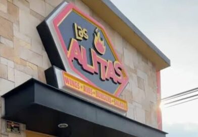 Comensal olvida cartera con 15 mil pesos en restaurante de Morelia; cámaras captan a repartidor llevándosela.