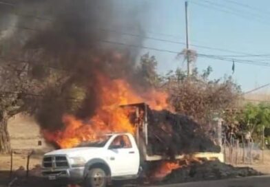 Falla mecánica provocó que se quemara una camioneta sobre la carretera Huetamo -San Lucas