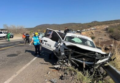 Saldo de cinco elementos de la GC al registrarse choque con una camioneta en la autopista Siglo XXI.