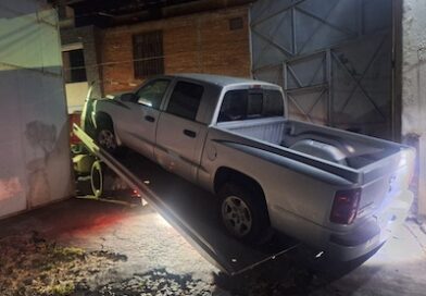 FGE asegura camioneta relacionada con investigación, en cateo en Puruándiro*