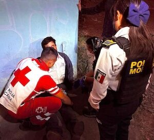 Paramédicos de la Cruz Roja auxilian a hombre que cayó accidentalmente a las vías del tren.