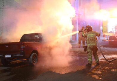 Sujeto arrojó bomba molotov contra camioneta causando que se incendiara.