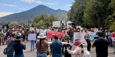 Zitácuaro  Tres días de bloqueos en autopista Zitácuaro -México, comuneros exigen respuesta del IEM