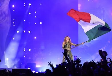 Shakira Rompe récord de asistencia al cantar ante más de 400 mil fans en el Zócalo