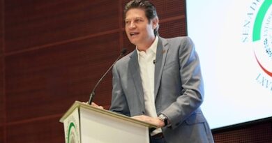 Refrenda Alfonso Martínez su compromiso con la juventud