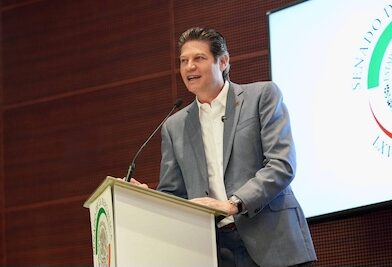 Refrenda Alfonso Martínez su compromiso con la juventud