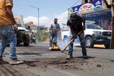 Mejora Gobierno de Quiroga vialidades con trabajos de bacheo en el Libramiento
