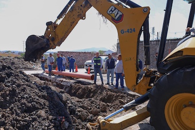 Adolfo Torres recorre obra sanitaria en colonia Lago I