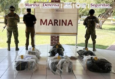Aseguran más de 260 kilos de cocaína tras persecución marítima en costas de Michoacán.