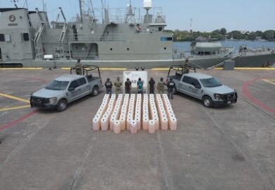 Aseguraron más de 6 mil litros de combustible y detienen a tres en Lázaro Cárdenas.