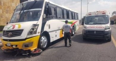 Camión arrolla a motociclistas y los deja graves en Zinapécuaro