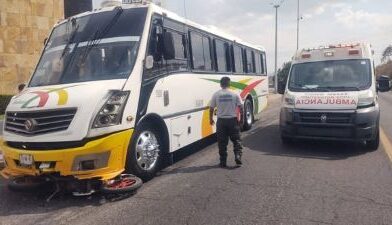 Camión arrolla a motociclistas y los deja graves en Zinapécuaro