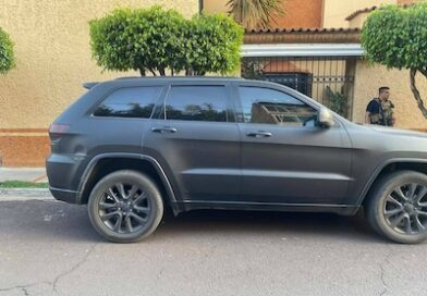 Aseguran vehículo del ayuntamiento de Tangamandapio con reporte de robo.