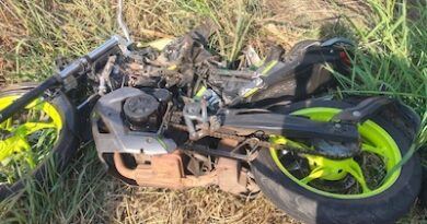 Motociclista muere tras chocar contra camioneta; conductor huyó.