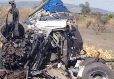 Vuelca tráiler cargado de jitomate en La Piedad; hay un lesionado