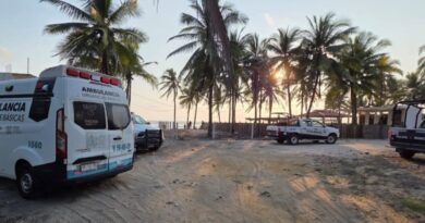 Hallan cadáver de hombre desnudo flotando en playa de Boca de Apiza, en Coahuayana