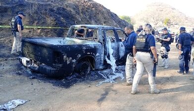 Hallan camioneta calcinada en Tiquicheo; sería de delegado del Bienestar desaparecido en Huetamo