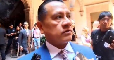 Fiscalía mantiene abierta línea de investigación por asesinato de Carlos Manzo; declara ex colaborador.