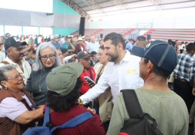 Octavio Ocampo acompaña entrega de apoyos para rehabilitación de canales de riego y respalda acciones en favor de las mujeres en Zitácuaro*