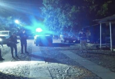 Joven queda grave tras ser atacado a balazos afuera de su domicilio en Apatzingán.
