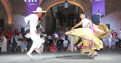 Palacio Municipal brilló con el folclor, la música y la tradición de “La Guelaguetza»