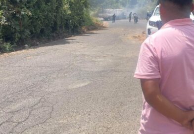 Al momento reporta bloqueo y quema de vehículos  sobre la carretera Patamban-San Isidro, donde sujetos desconocidos despojaron a su conductores y le prendieron.