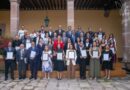 El nicolaita Jorge Álvarez Banderas recibió de manos de Yarabí Ávila, reconocimiento al mérito a la excelencia educativa de La Red Juntos por Michoacán.