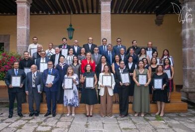 El nicolaita Jorge Álvarez Banderas recibió de manos de Yarabí Ávila, reconocimiento al mérito a la excelencia educativa de La Red Juntos por Michoacán.