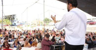 Octavio Ocampo reconoce el papel fundamental de las madres durante celebración en la colonia Primo Tapia