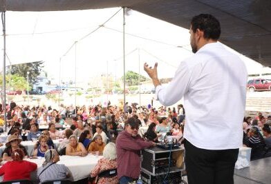 Octavio Ocampo reconoce el papel fundamental de las madres durante celebración en la colonia Primo Tapia