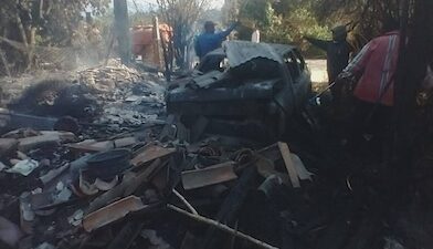 Incendio consume vivienda y vehículo en Zirahuato de los Bernal
