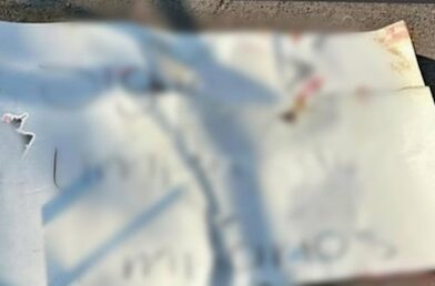 Dejan cabeza humana con narcomensaje afuera de preparatoria en Apatzingán
