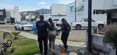 Mujer es auxiliada  por elementos de la Guardia Civil en Altozano
