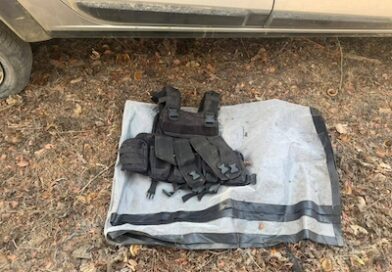 Recuperan camioneta con reporte de robo y aseguraron equipo táctico.