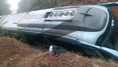 Volcó autobús de pasajeros en Zinapécuaro; hay de heridos.