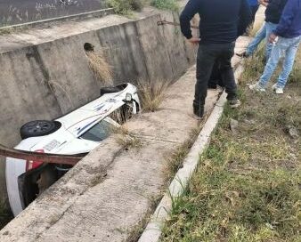 Taxi cayó a un canal de aguas negras, no hay lesionados.