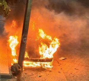 Sujetos desconocidos queman vehículo en la colonia San Juan Evangelista.