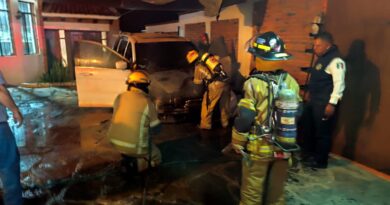 Controlan incendio de vehículo dentro de vivienda en Morelia