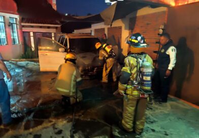 Controlan incendio de vehículo dentro de vivienda en Morelia
